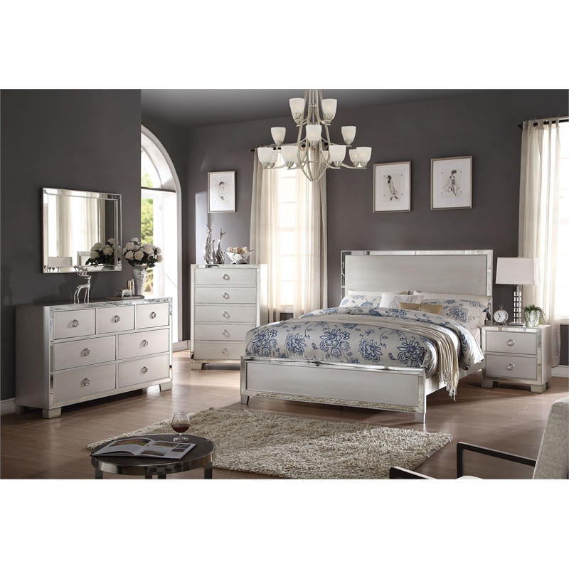 Bowery Hill Rectangular Wall Mirror with Platinum Pieced Frame in Silver