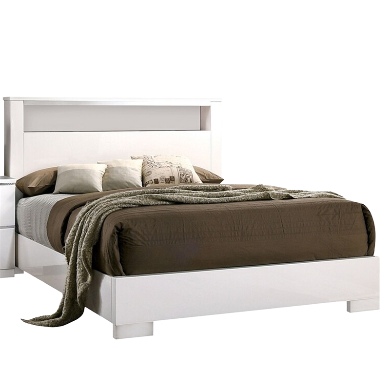 Bowery Hill 4 Pc Queen Bedroom Set in White Wood/Chrome Stripes