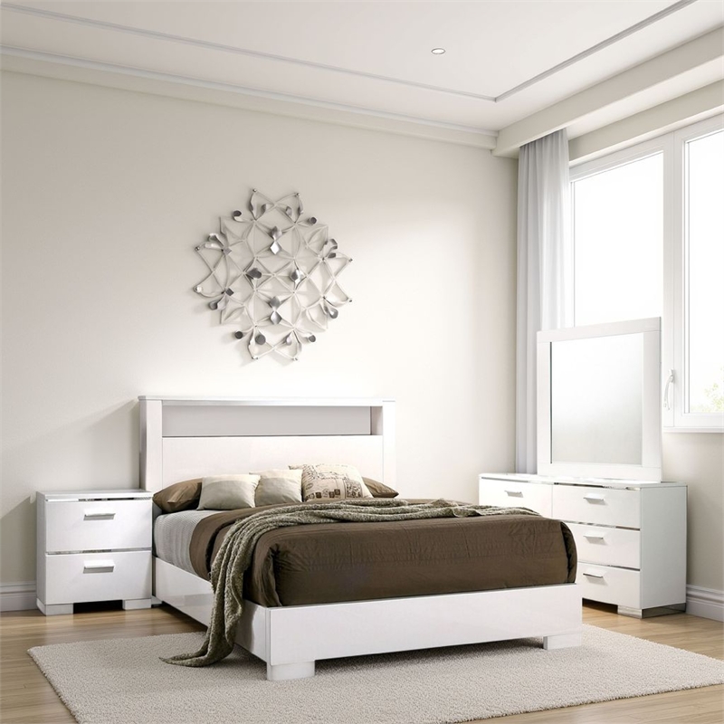 Bowery Hill 4 Pc Queen Bedroom Set in White Wood/Chrome Stripes