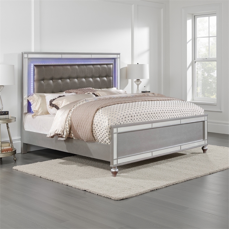 Bowery Hill Wooden Queen Size Bed with Ornate Bun Feet in Silver