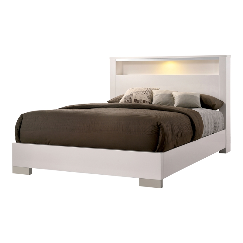 Bowery Hill 2-Piece White Solid Wood Bedroom Set - Queen Bed & Dresser
