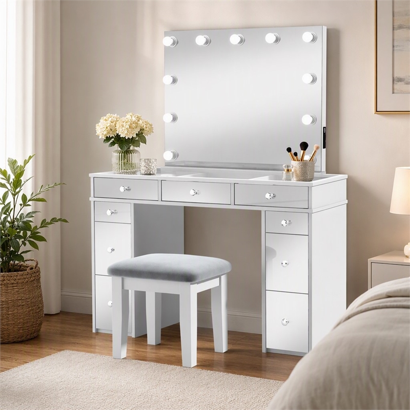Bowery Hill Solid Wood 3-Piece Vanity Set with USB in White Finish
