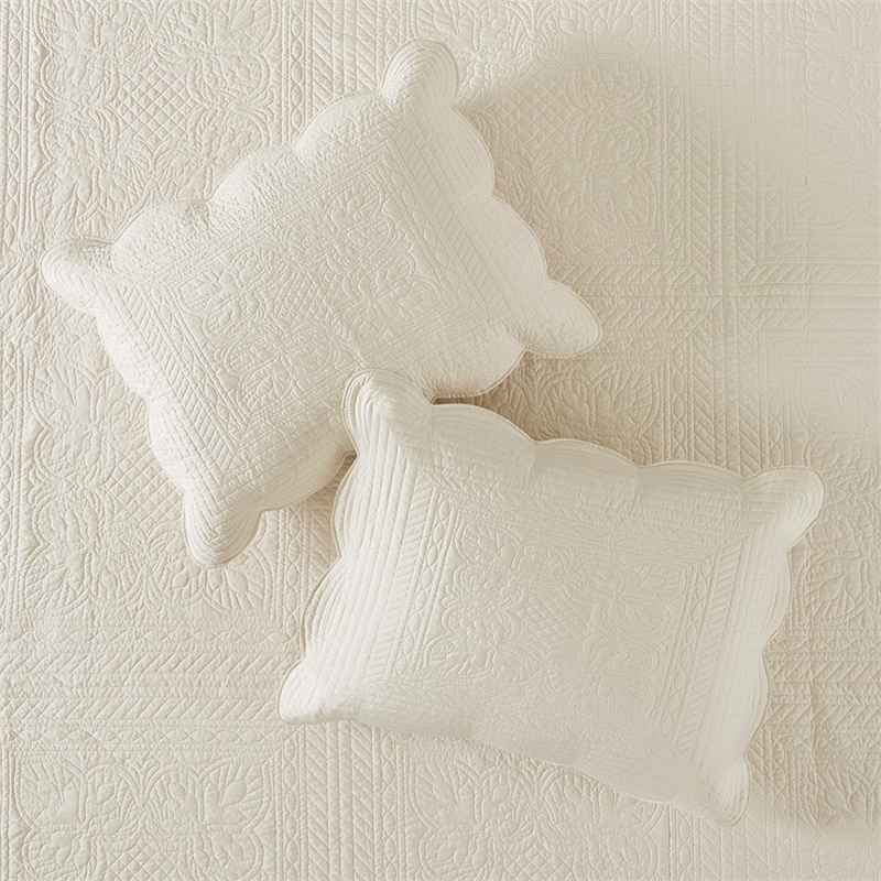 Pemberly Row 3-Piece Reversible Scalloped Edge Quilt Set in Cream