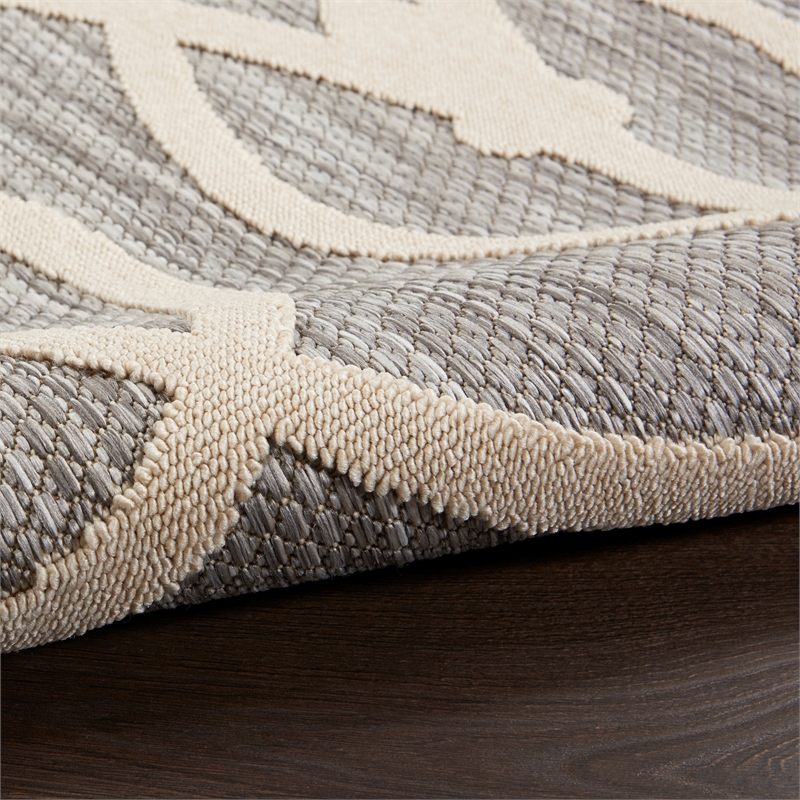 Pemberly Row Round Contemporary Polypropylene Area Rug in Gray