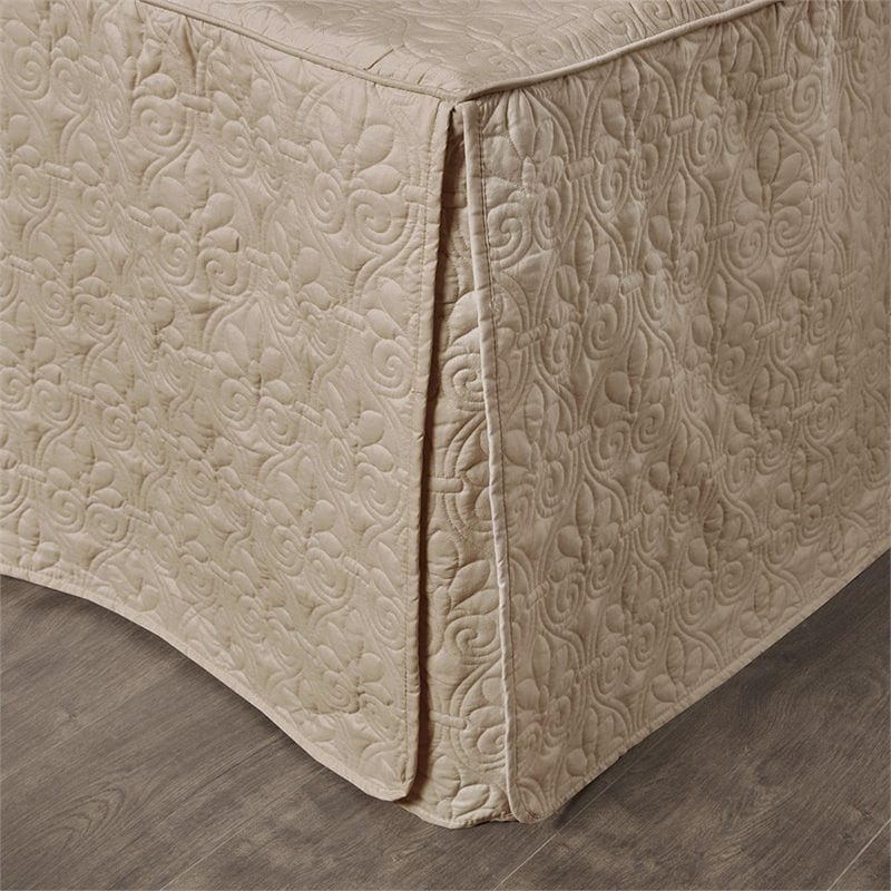 Pemberly Row Traditional 100 Percent Polyester Fitted Bedspread in Brown