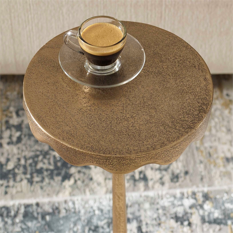 Pemberly Row Aluminum Farmhouse Round Accent Table in Antique Brass