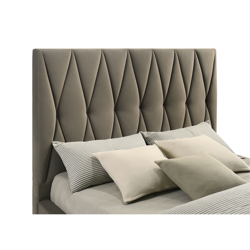Pemberly Row Set of 4 Queen Panel Platform Bed & Dresser w/ Mirror & Nightstands