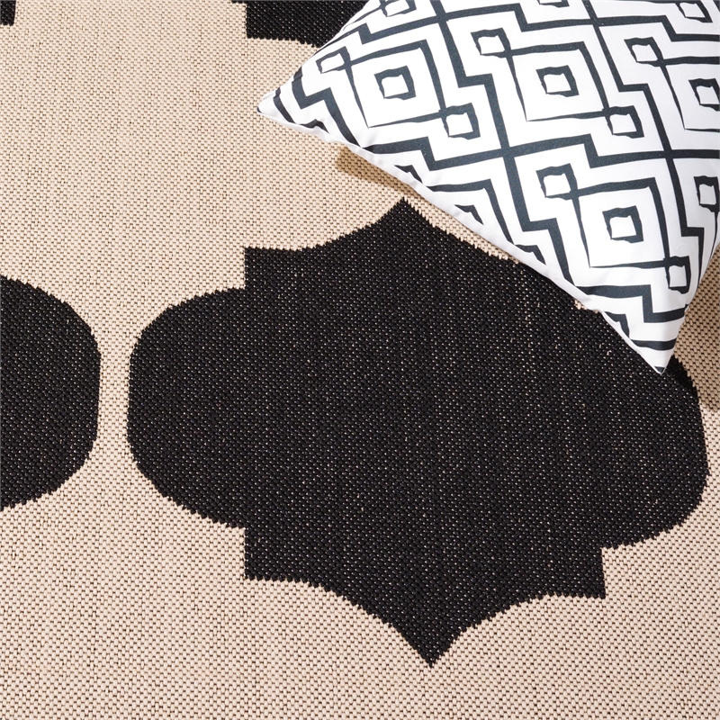 Pemberly Row Contemporary Beige Indoor Outdoor Accent Rug 2'7