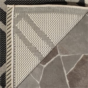 Pemberly Row Polypropylene Black Indoor Outdoor Rug - 2' x 3'7&quot
