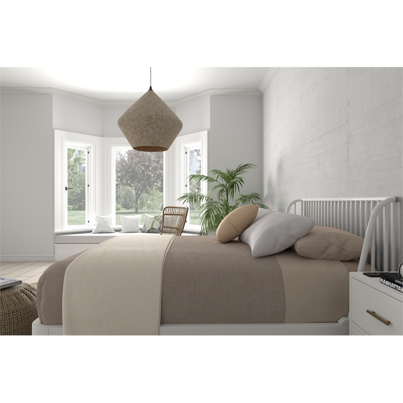 Pemberly Row Madelyn Queen Slat Back Wood Platform Bed in White