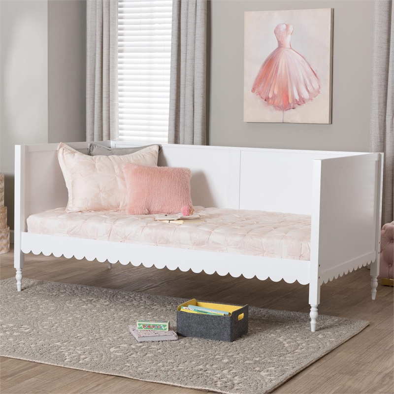Pemberly Row Modern Twin White Wood Daybed with Scalloped Trim