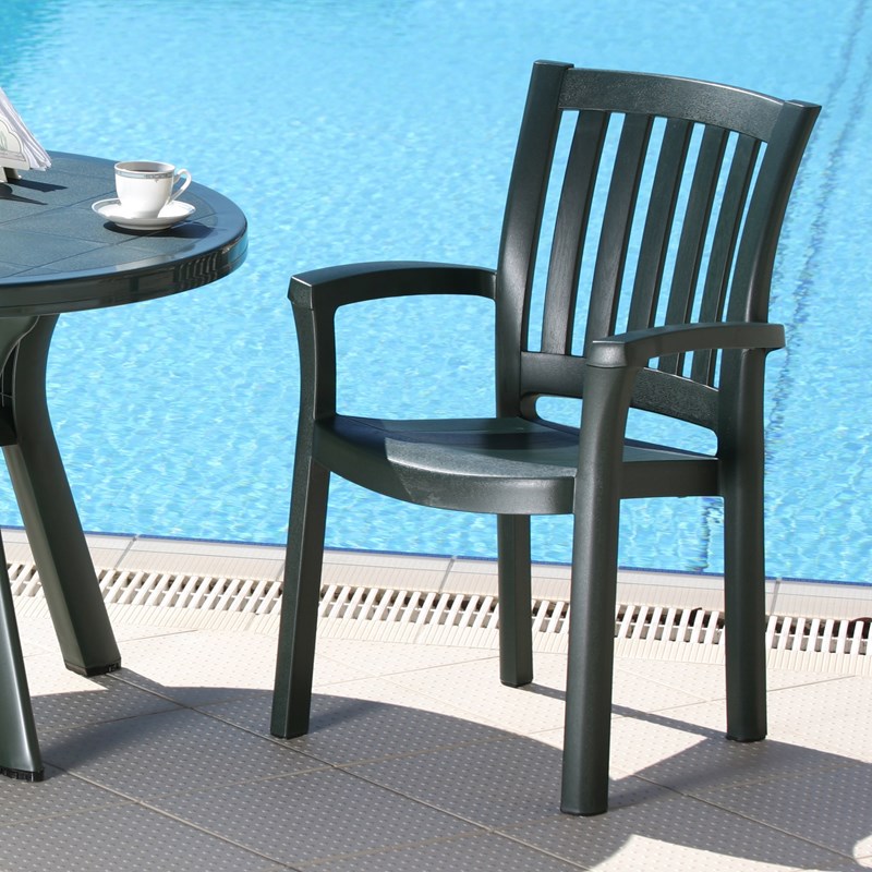 Hawthorne Collections Set of 5 Resin Patio Table and 4 Resin Chairs in Green