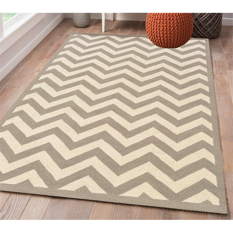 Riverbay Furniture 5' x 7' Hand Hooked Chevron Wool Rug in Gray