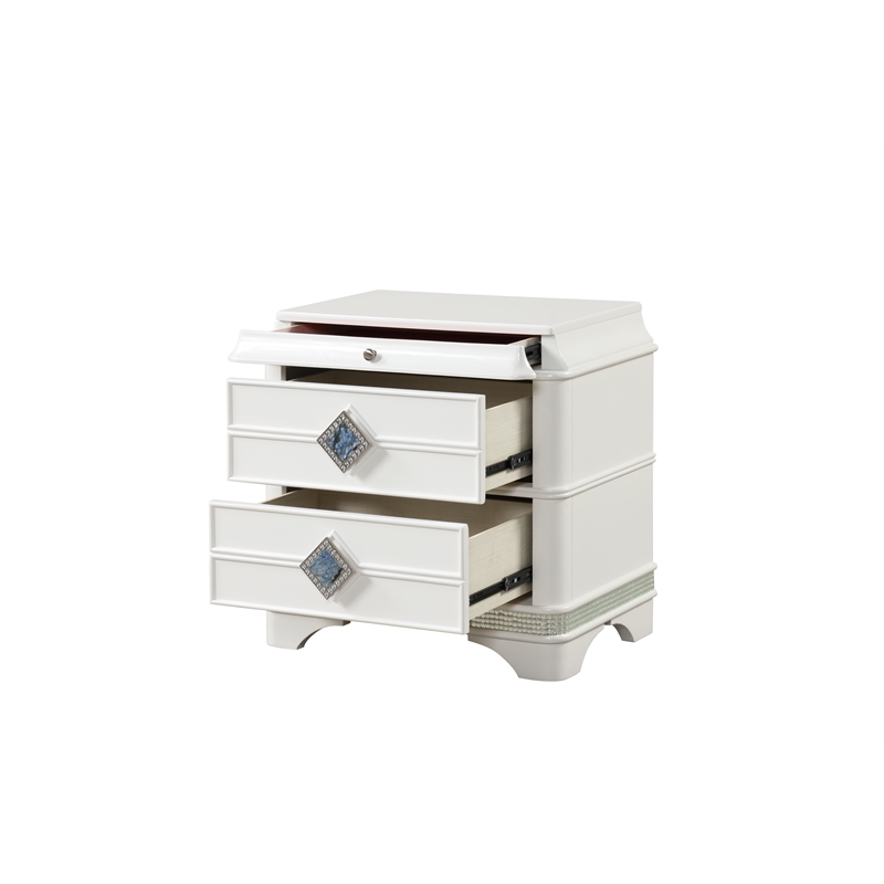 Laguna Modern Style Queen 4 PC Bedroom set made with Wood in White