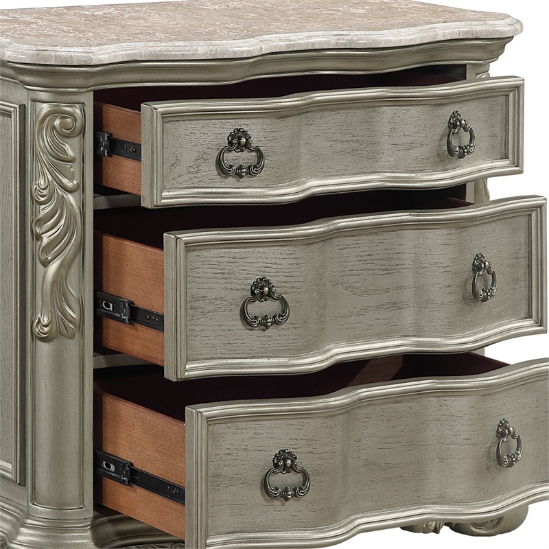 Bella Traditional Style Queen 4 PC Bedroom Set made with Wood in Champagne