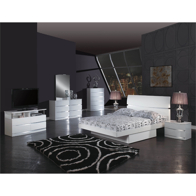 Titan Furnishings Grand 4-Piece Wood Queen Bedroom Set in White
