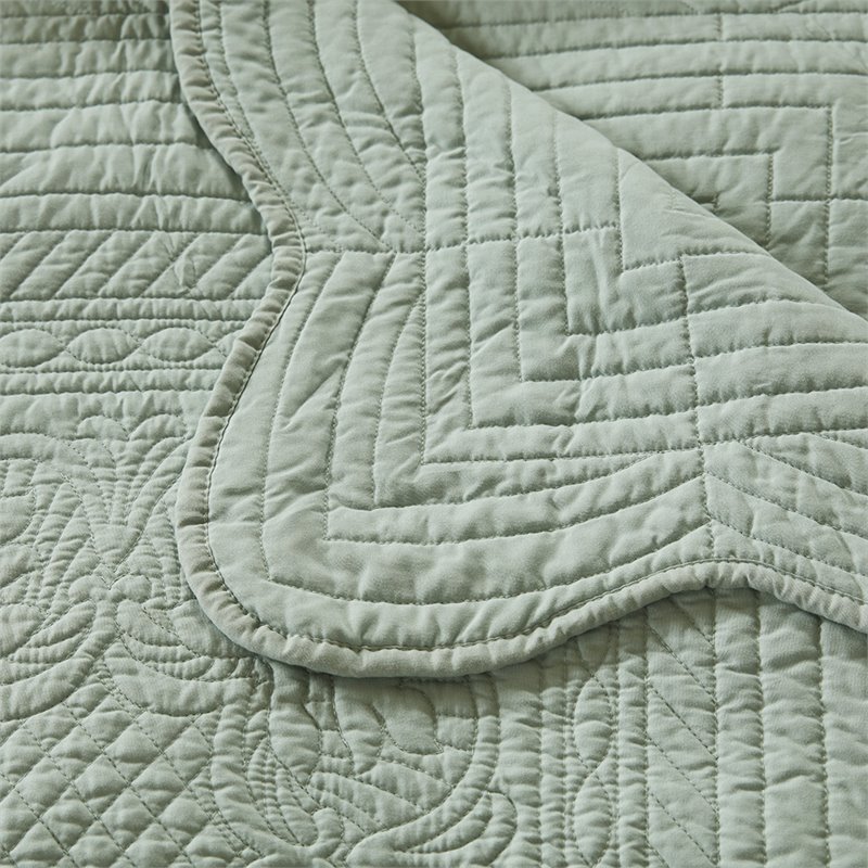 Madison Park Cotton Oversized Quilted Throw with Scalloped Edges in Green