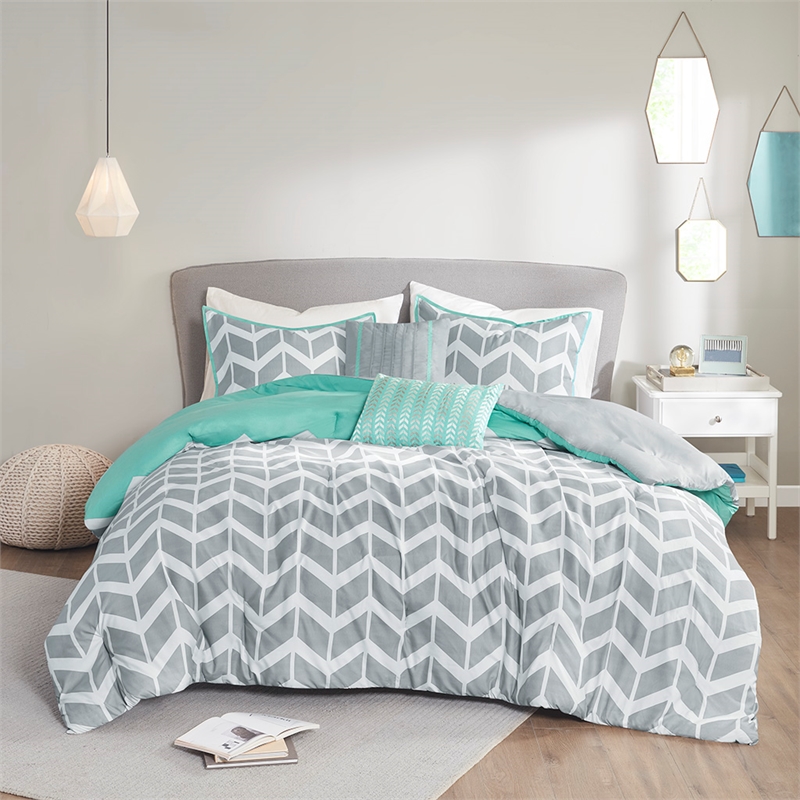 Intelligent Design Nadia Comforter Set in Aqua