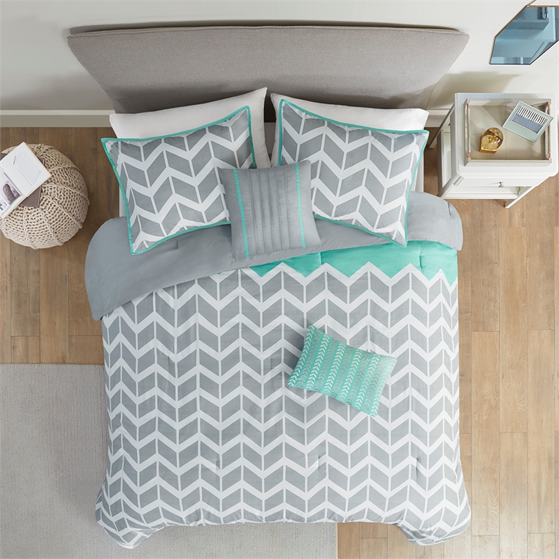 Intelligent Design Nadia Comforter Set in Aqua