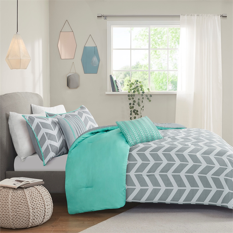 Intelligent Design Nadia Comforter Set in Aqua