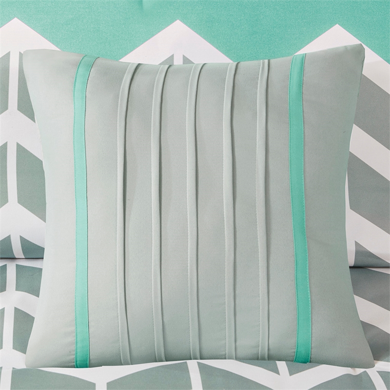 Intelligent Design Nadia Comforter Set in Aqua