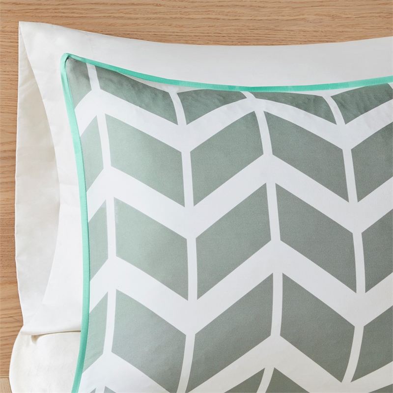 Intelligent Design Nadia Comforter Set in Aqua