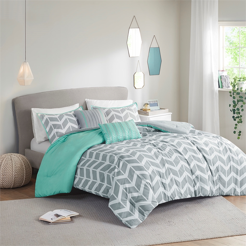 Intelligent Design Nadia Comforter Set in Aqua