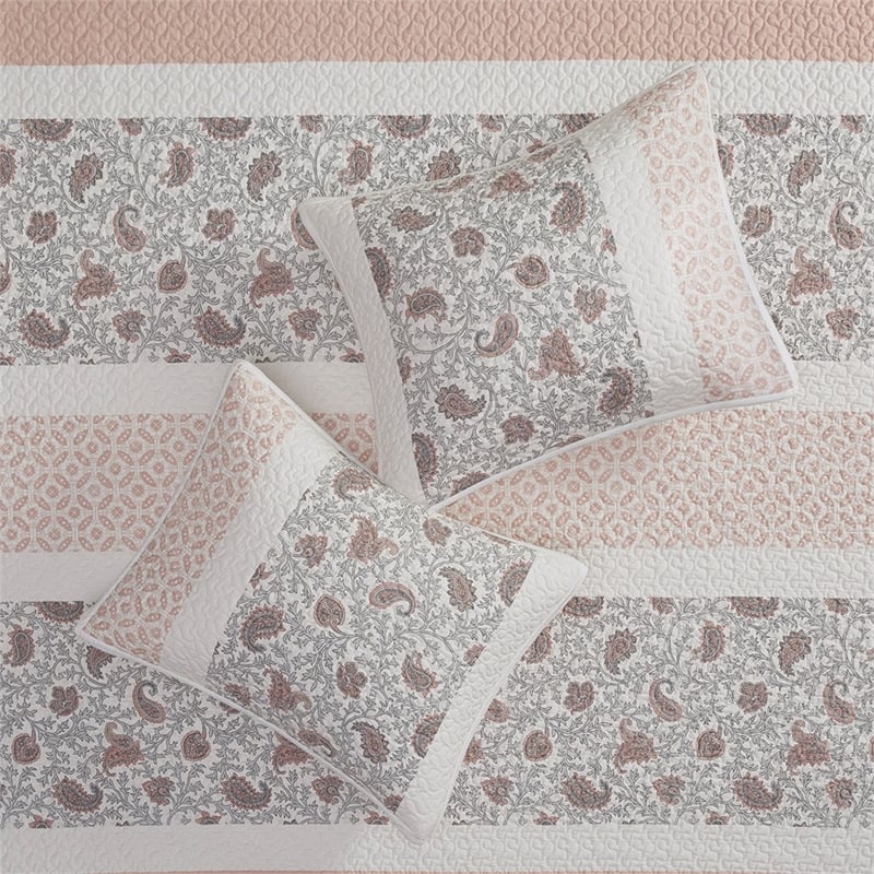 Madison Park 6 Piece Cotton Quilt Set with Throw Pillows in Blush King/Cal King
