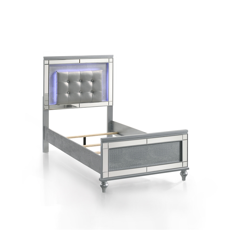 New Classic Furniture Contemporary Solid Wood 4/6 Full Bed in Silver
