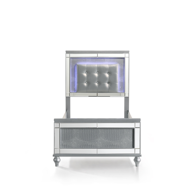 New Classic Furniture Contemporary Solid Wood 4/6 Full Bed in Silver