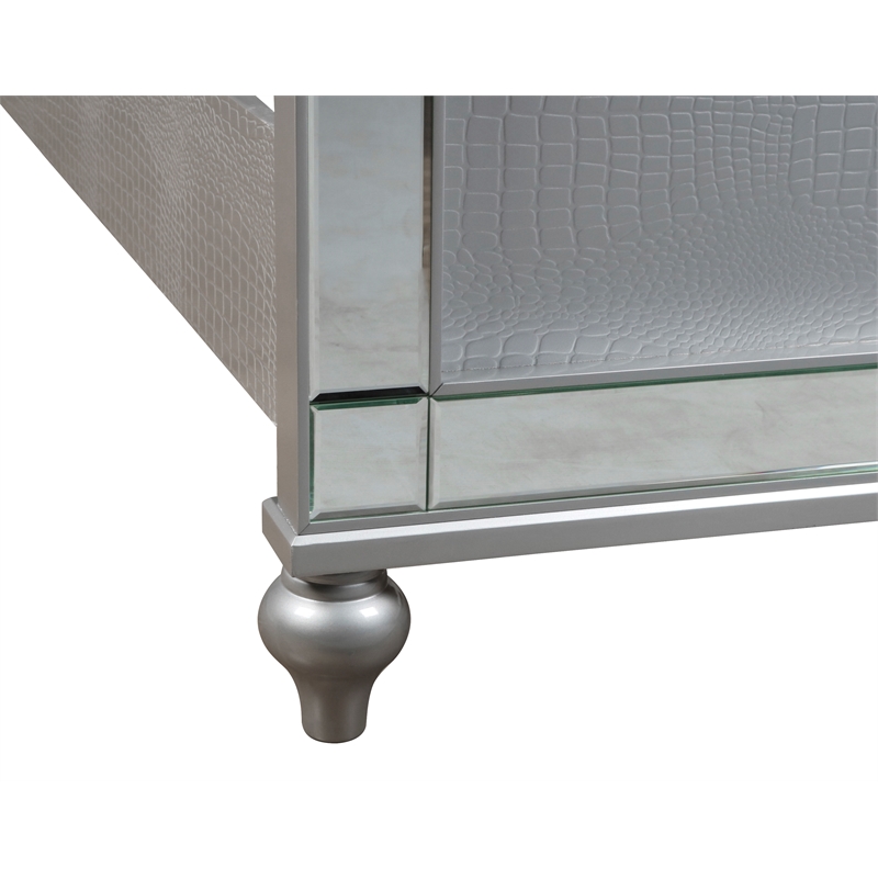 New Classic Furniture Contemporary Solid Wood 5/0 Q Bed in Silver