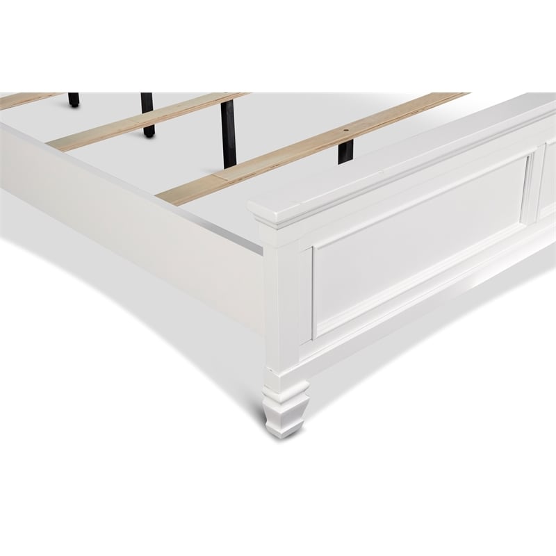 New Classic Tamarack 4-Piece Wood Cal King Bedroom Set with Nightstand in White