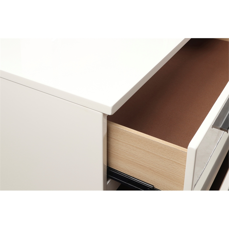 New Classic Sapphire 4-Piece Wood King Bedroom Set with Chest in White