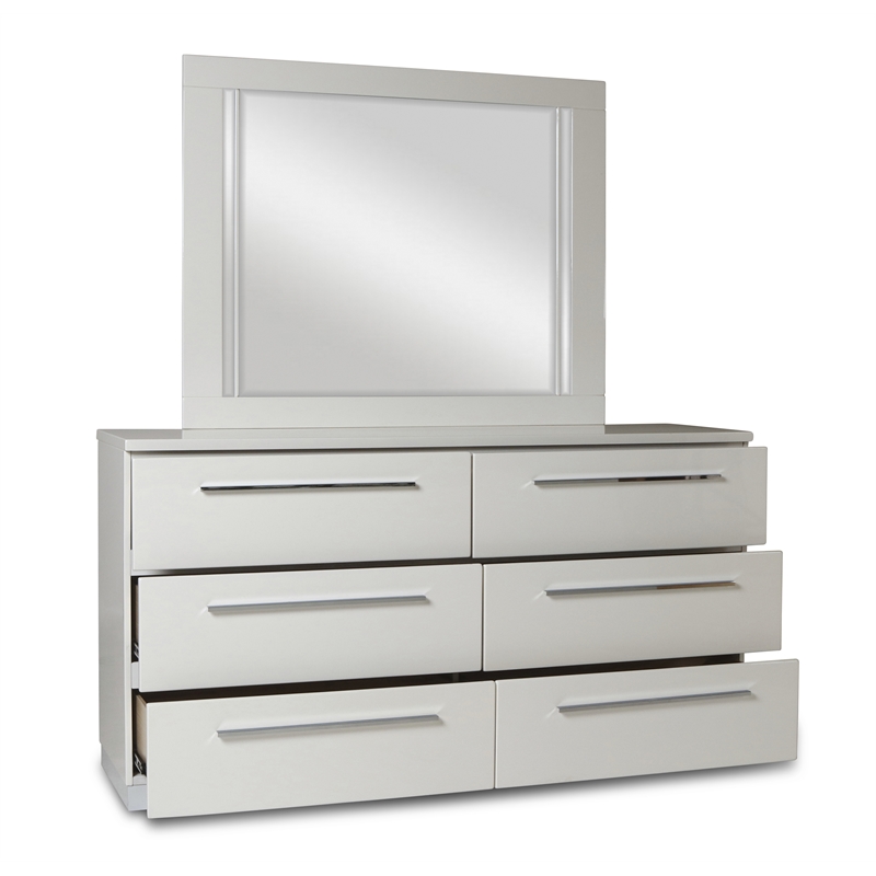 New Classic Sapphire 4-Piece Wood Queen Bedroom Set with Chest in White