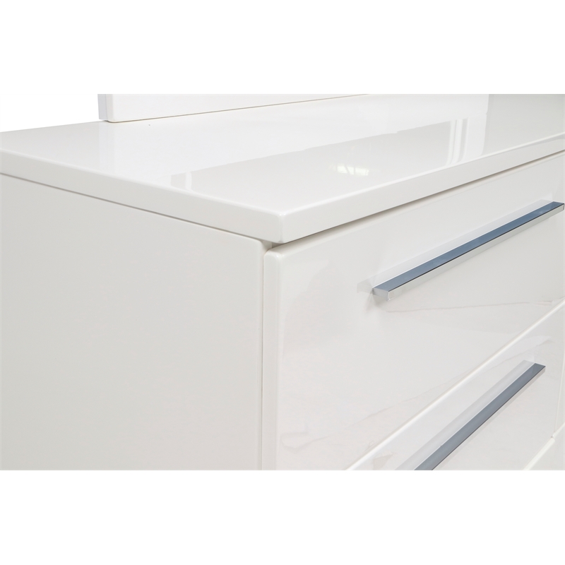 New Classic Sapphire 4-Piece Wood Queen Bedroom Set with Nightstand in White