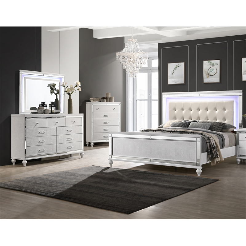 New Classic Valentine 4-Piece Wood King Bedroom Set with Chest in White